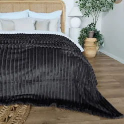 Koc 200 x 220Mikrofibra Tłoczona Pasy Nuvio 03