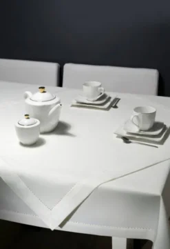 Obrus Plamoodporny z Mereżką 240_Biały 140x350